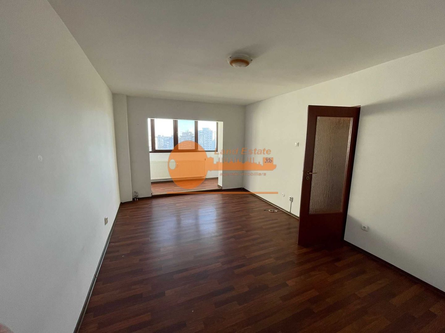 Apartament 2 camere – vedere liberă către Piața Victoriei - Poză 2