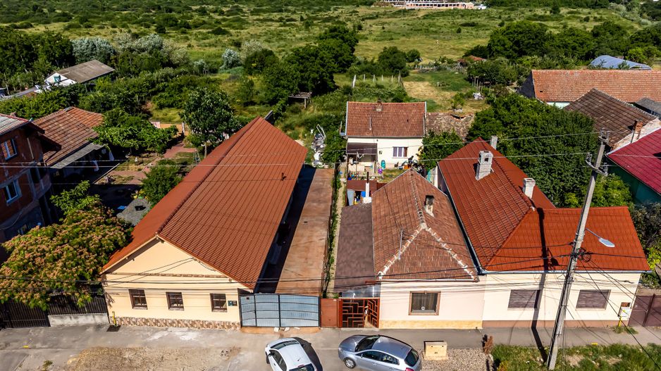 Casă pe strada Adam Muller Guttenbrunn - Poză 1