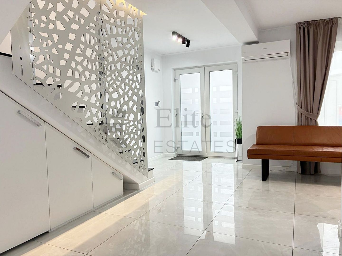 Casa premium cu 4 camere in Cartierul Grigorescu din Oradea - Poză 2