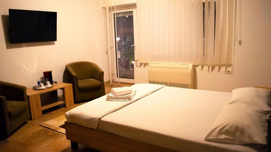 Proprietate ideală pentru locuință și afacere turistică în Eforie Nord - Poză 12