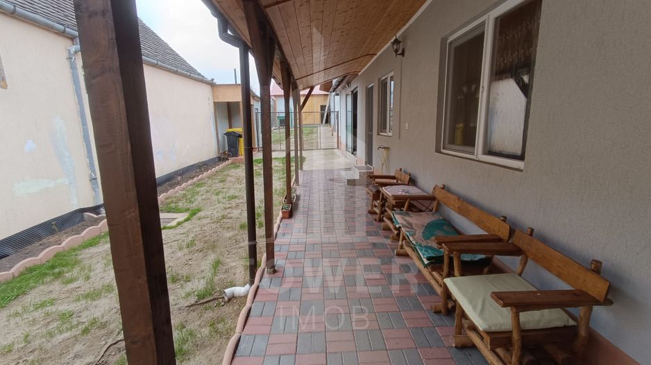 Casă de vânzare în satul Roșia cu vedere panoramică spre Munții Făgăras - Poză 17