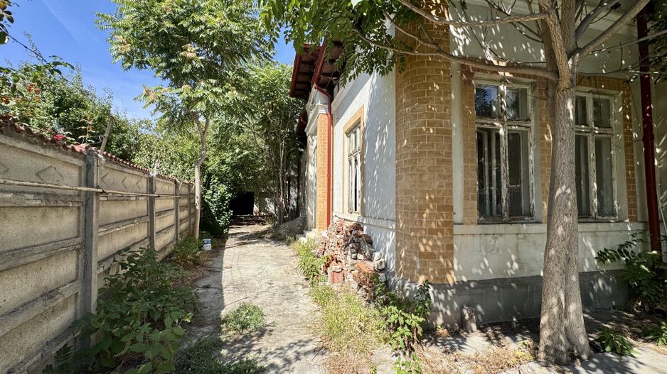 OPORTUNITATE RARA - imobil central, multifunctional, curte PROPRIE - Poză 1