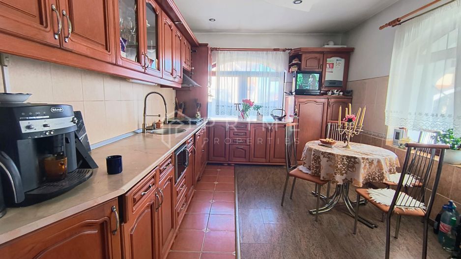 Casa perfectă pentru familie – curte, foișor cu grătar și garaj triplu - Poză 13