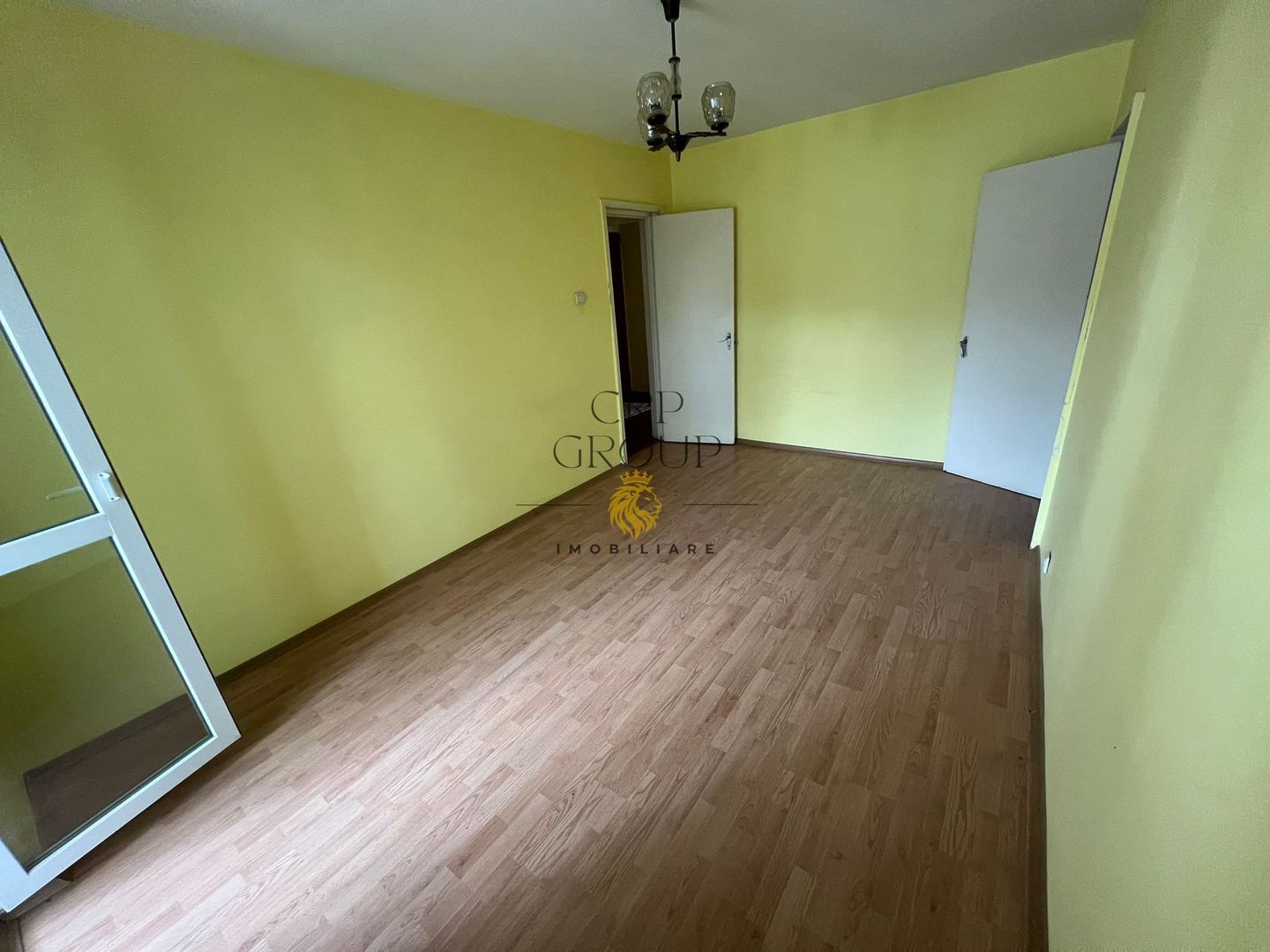 Apartament 4 camere, etaj 1/4, zona Mausoleul Eroilor - Sud - Poză 2
