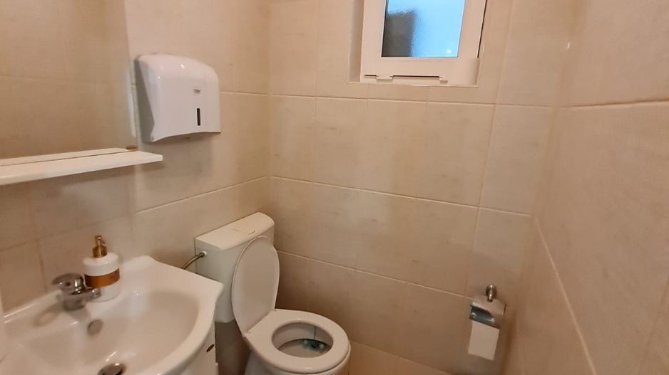 Casă cu teren generos pretabila pentru afacere - Poză 17