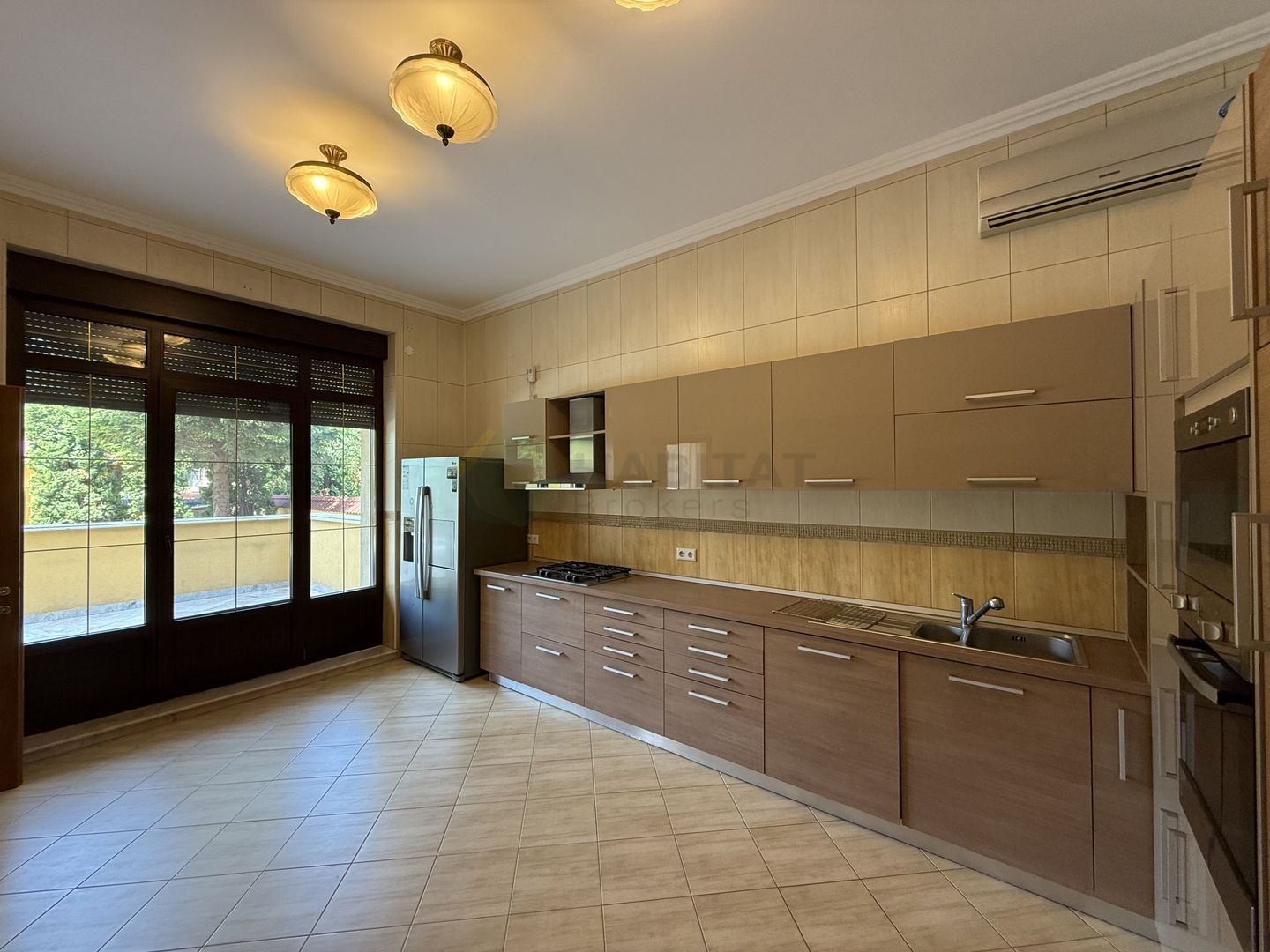 Vila 9 camere cu piscina si teren de 1.000 mp - Poză 4