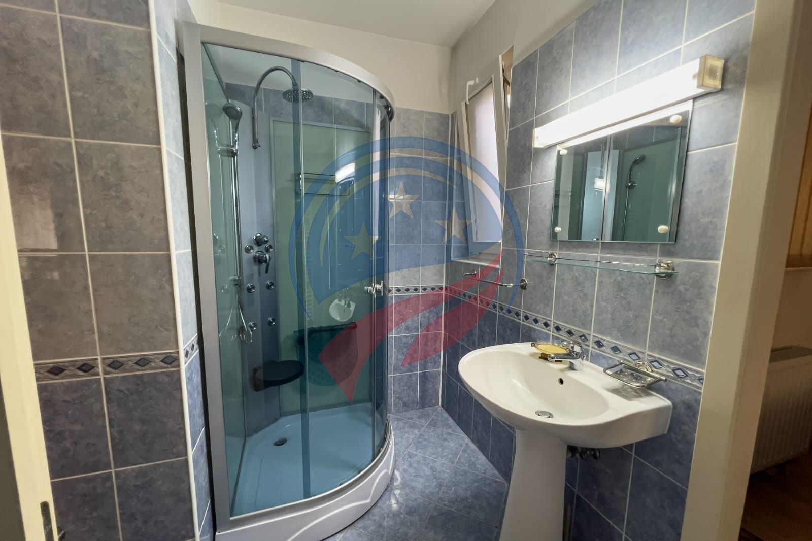 Vila superba cu cinci camere zona centrala - Poză 28