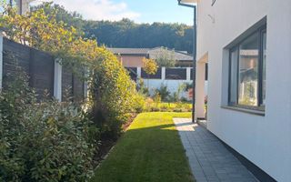 Acasă, aproape de pădure — casă cu grădină în stil britanic, de vânzare în Corunca - Poză 1
