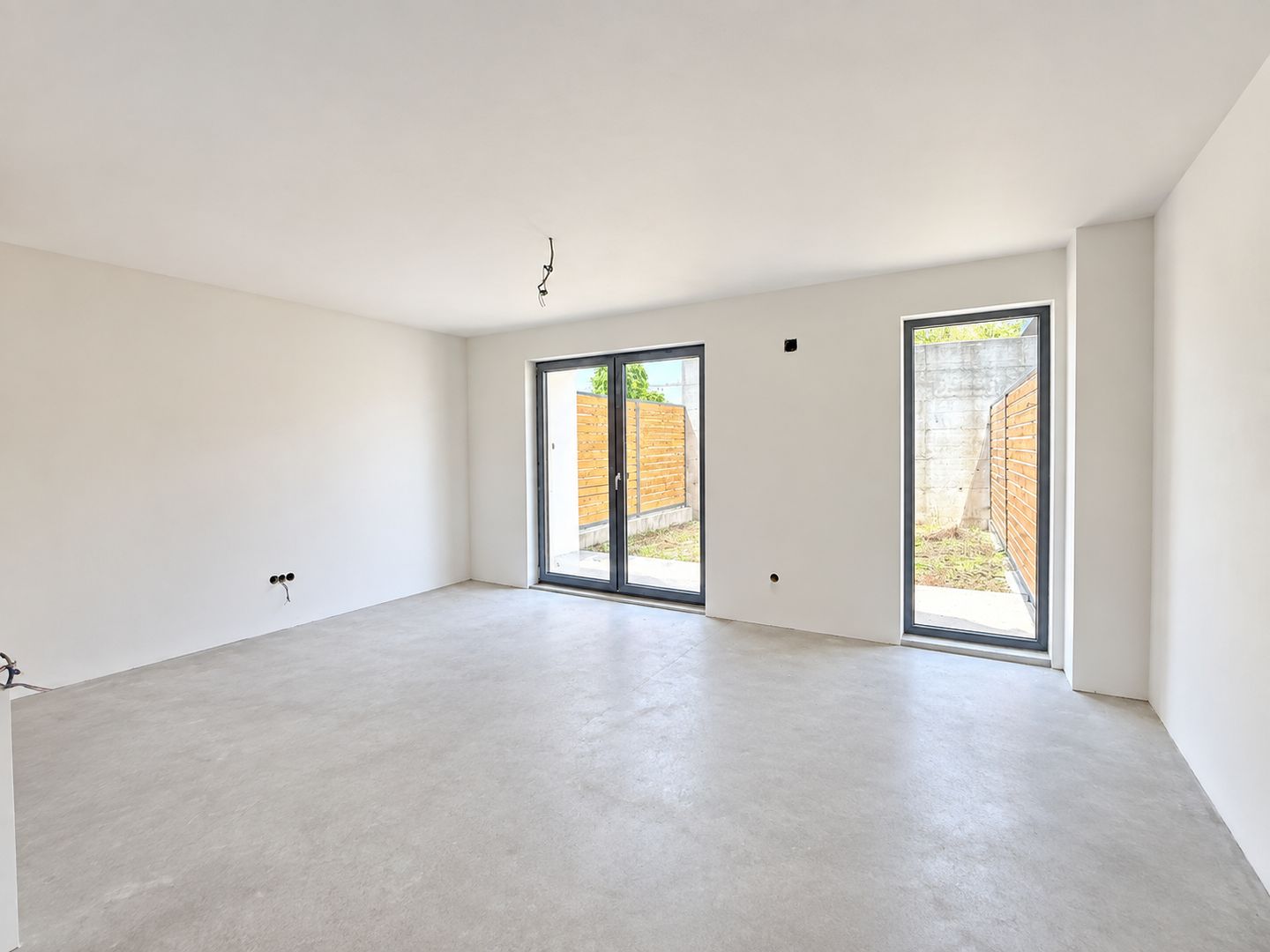 Apartament cu 2 camere de vânzare cu gradina proprie si parcare - Poză 5