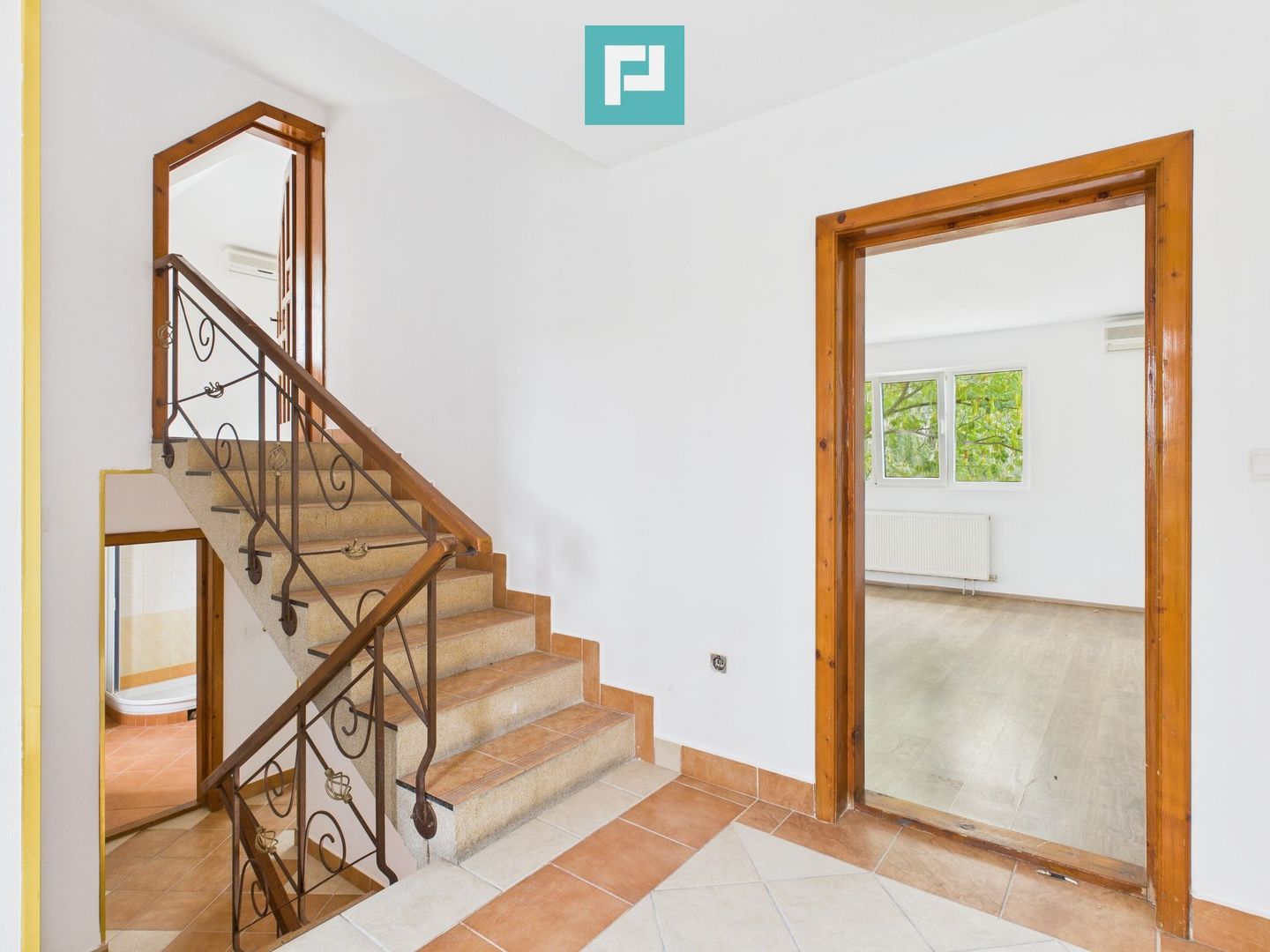 Vilă cu 5 camere pentru investiții în Dumbrăvița - Poză 18