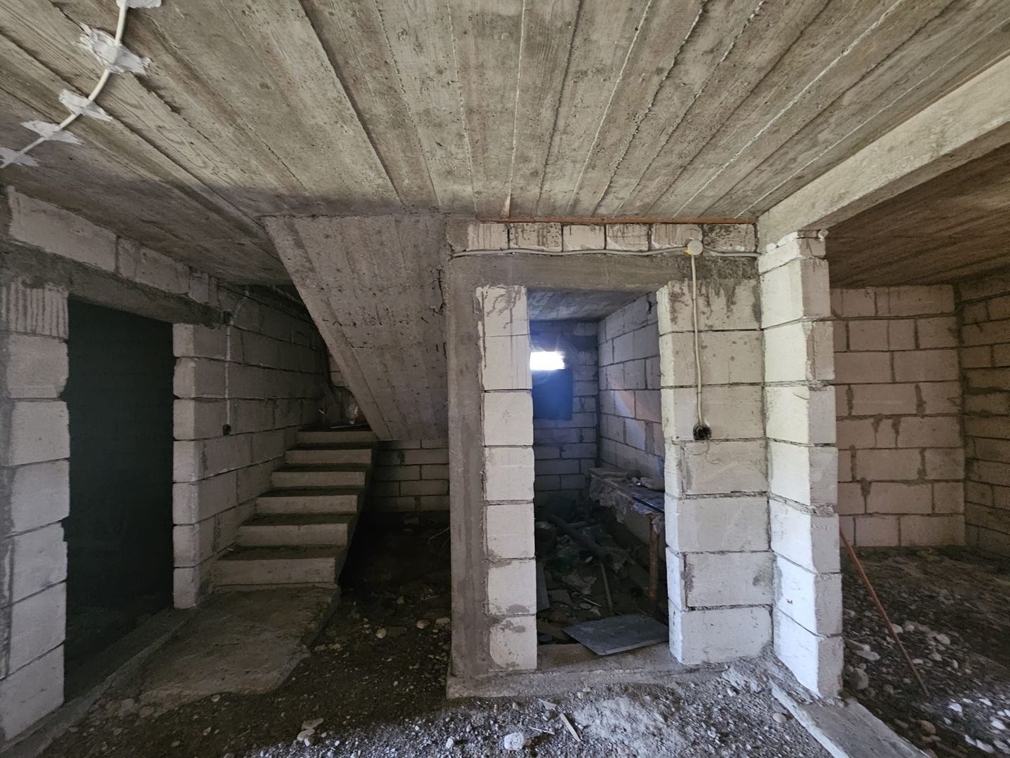 Casă P+1 la roșu, teren 2.600 mp – DN73, Mihaești - Poză 7