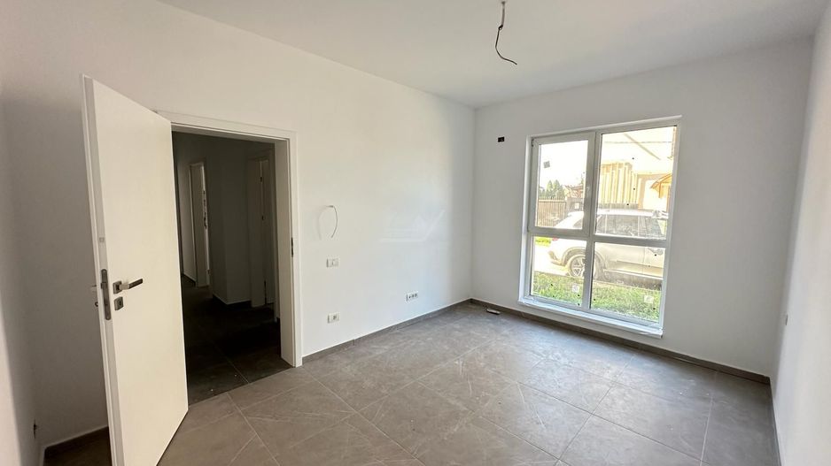 Decomandat. Etaj intermediar. Geam la baie. - Poză 6