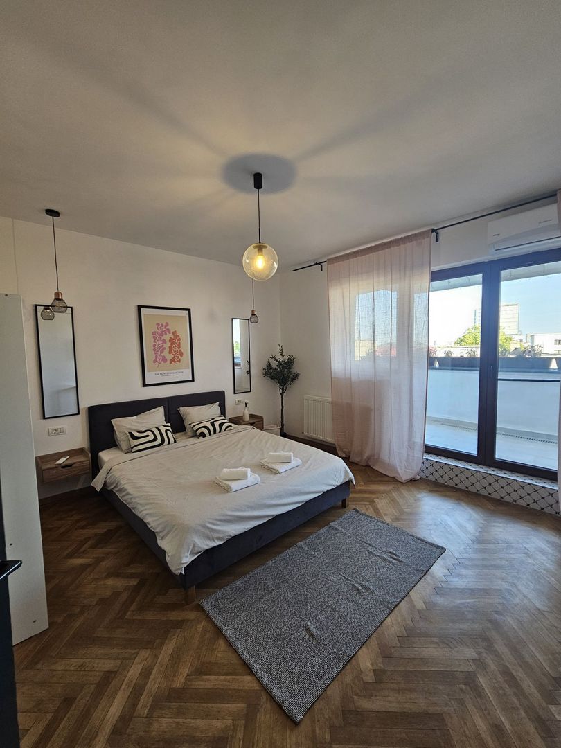 Apartament 4 camere ultracentral, renovat si mobilat, terasă spațioasă. - Poză 4