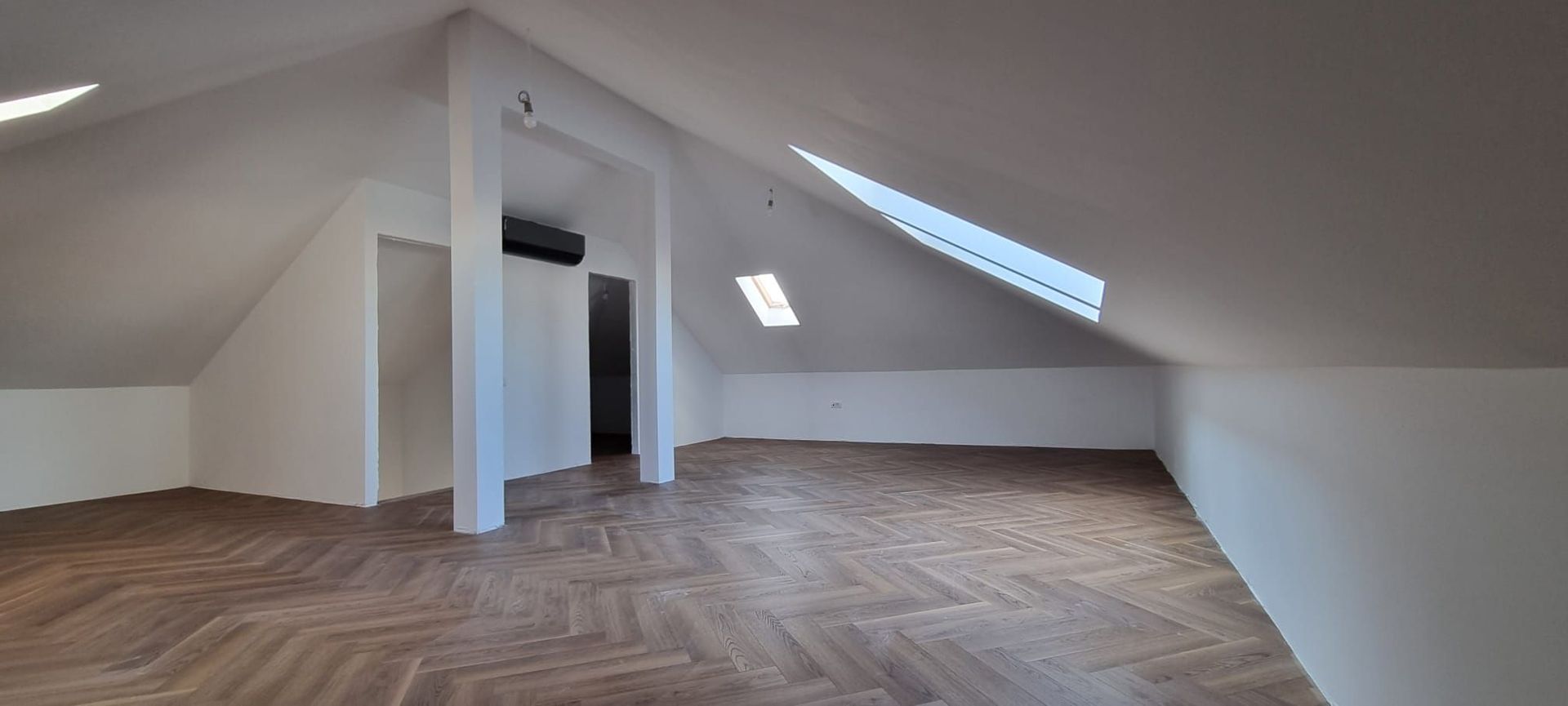 Vilă Individuală cu 700 mp Teren și Mansardă Amenajată - Poză 15