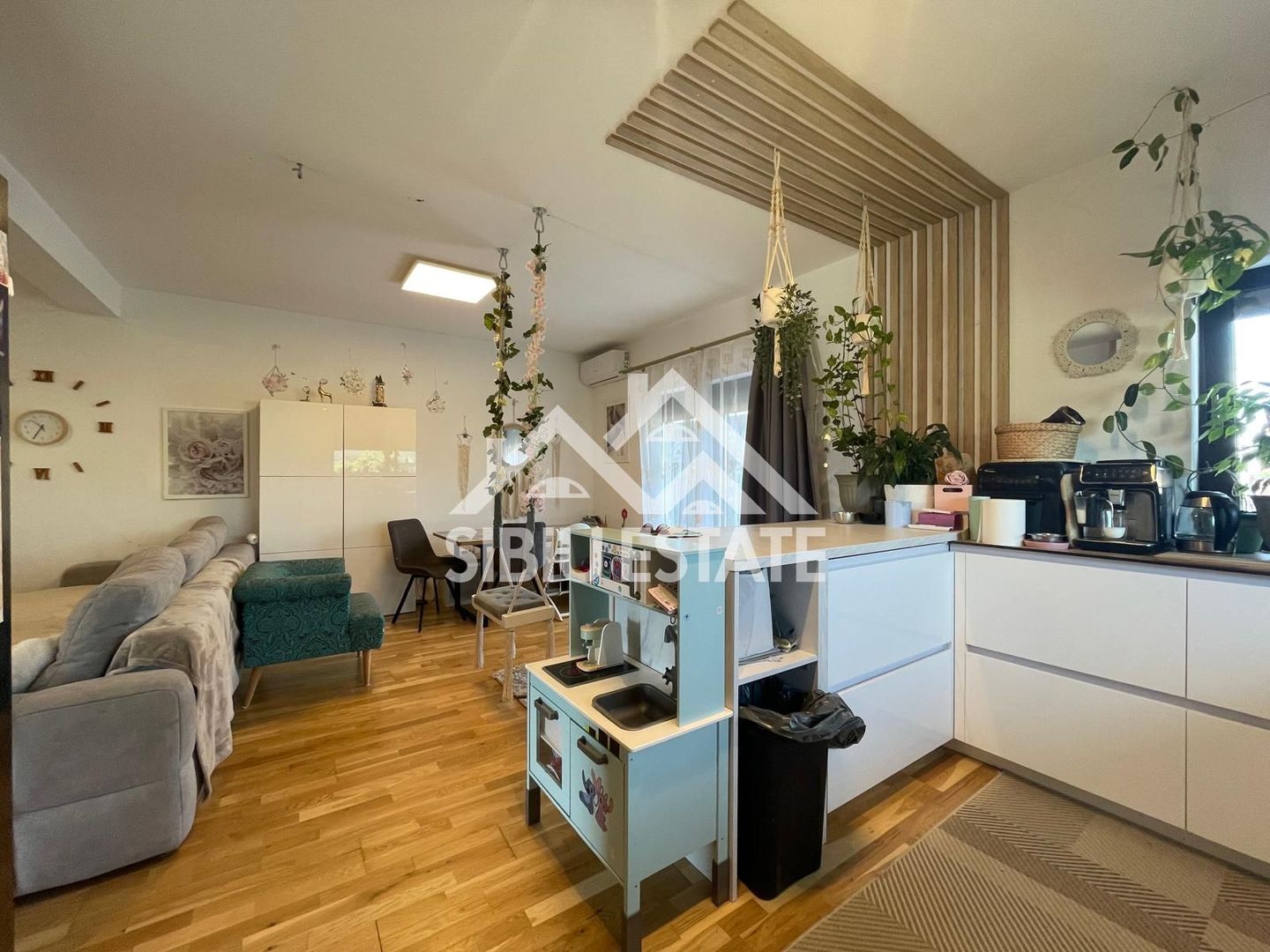 Duplex elegant cu 5 camere, 2 bai, curte in Cristian - Poză 9