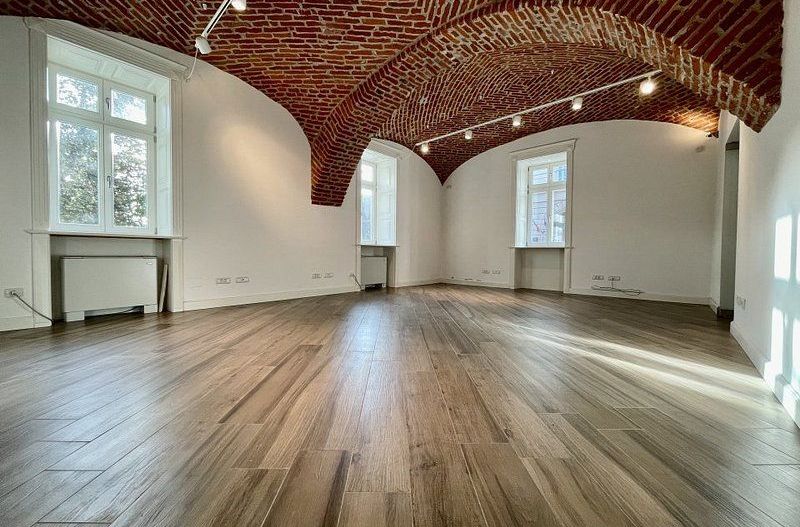 Spatiu birou in cladire istorica restaurata - Poză 1