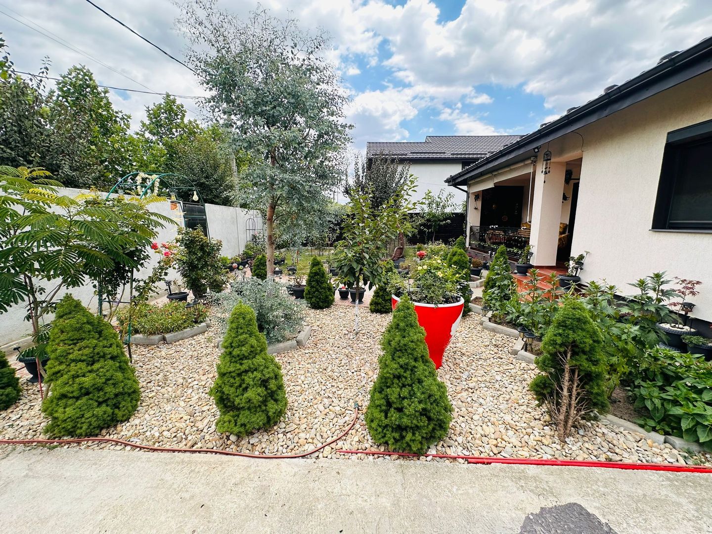 Parter cu structură pentru etaj, curte amenajată și organizare impeca - Poză 12