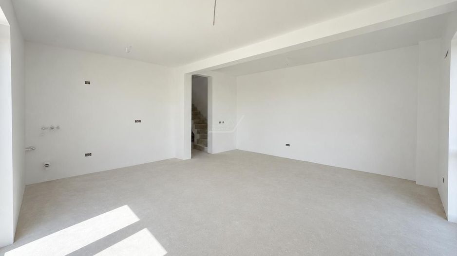 COMISION 0! Duplex finalizat. 5 camere, 3 bai. Panouri fotovoltaice. - Poză 2