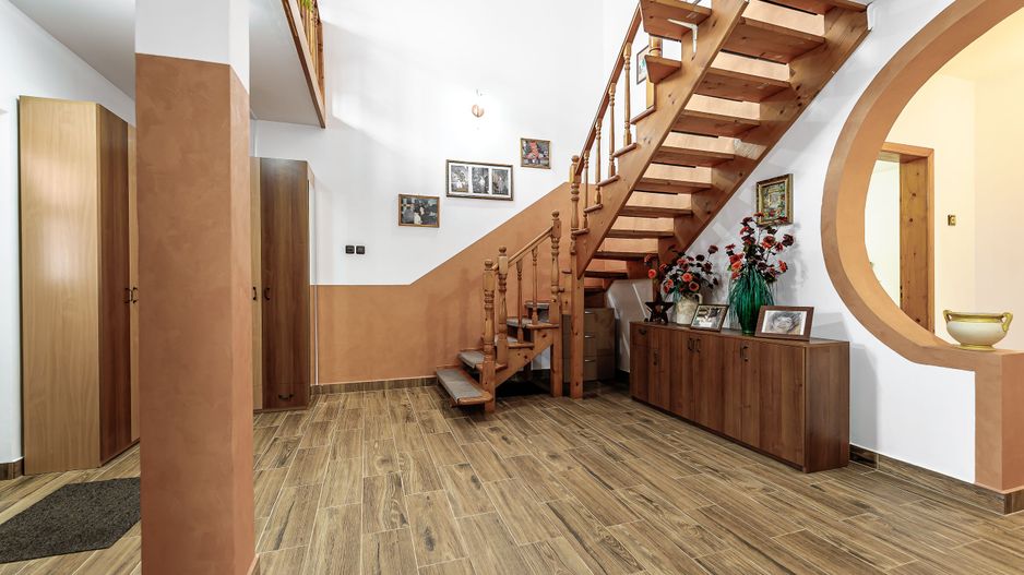 Casă generoasă cu două apartamente în Bujac - Poză 2