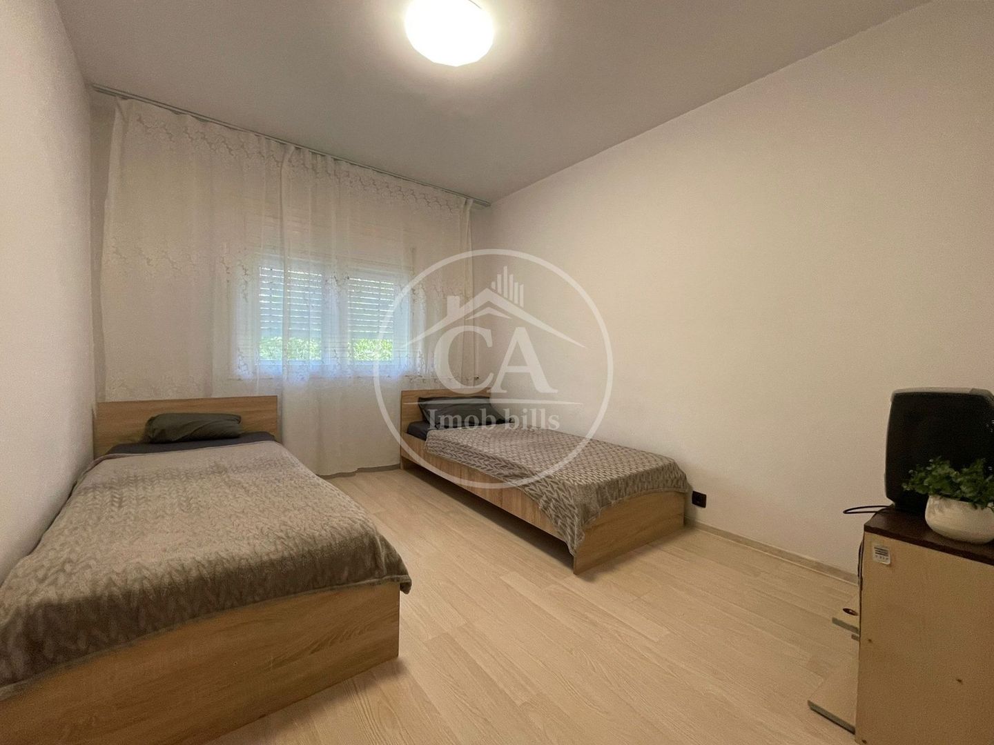 Apartament cu 3 camere de inchiriat in zona Rogerius, Oradea - Poză 11