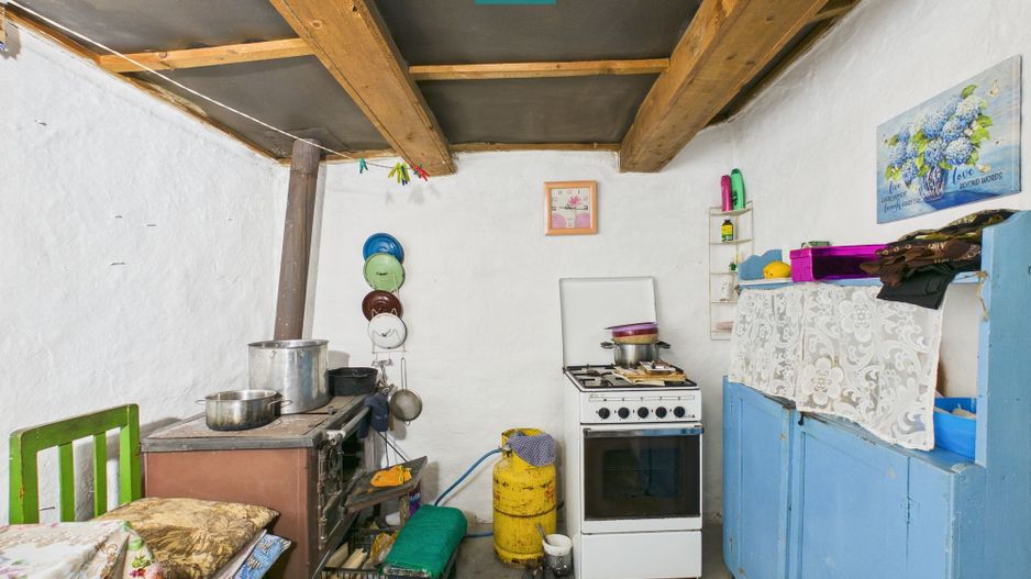 Casă cu 2 corpuri și 4 camere în Tauț - Poză 3