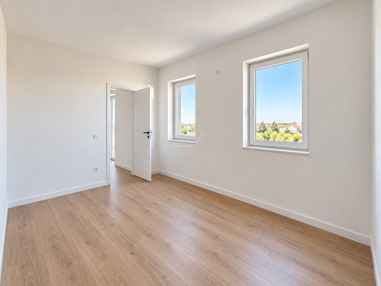 3 camere.  Etaj intermediar. Asfalt. Loc de parcare. - Poză 4