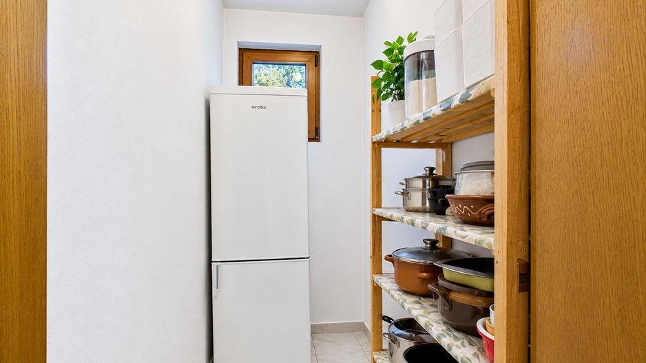 Vilă cu 8 camere de vânzare, piscina, livada, iesire la Balta Pasarea - Poză 14