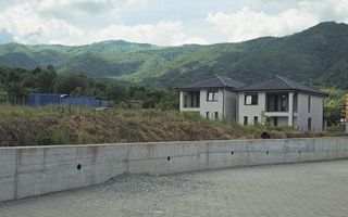 Vila spațioasa cu priveliște superbă spre cetatea Cisnadioarei - Poză 2