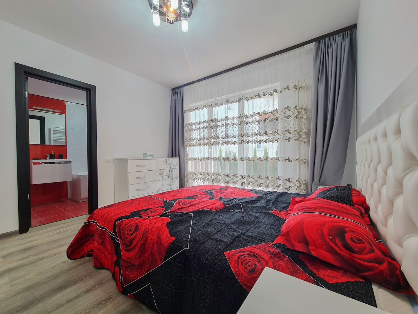 Apartament nou, mobilat și utilat - 3 camere, 2 bai și curte - Poză 13