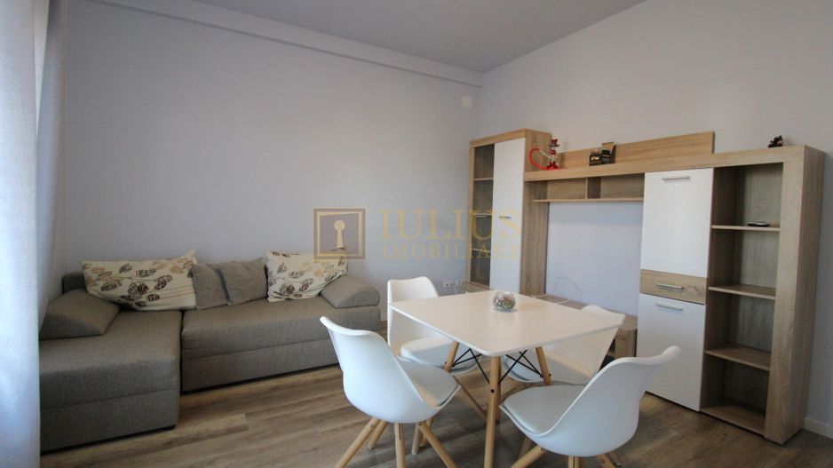 Casa cu 3 camere, locuri de  parcare, curte - Poză 1