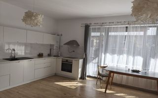 Casă spațioasă, renovată complet, într-o zonă liniștită - Poză 4