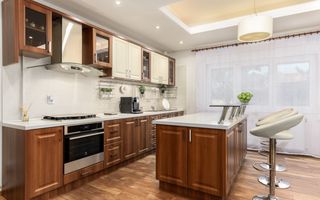 Vilă spațioasă cu curte superbă lângă Parcul Circului - Poză 11