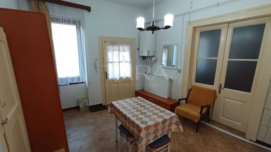 Apartament renovat, curte comună îngrijită, zona Podul Traian. - Poză 2