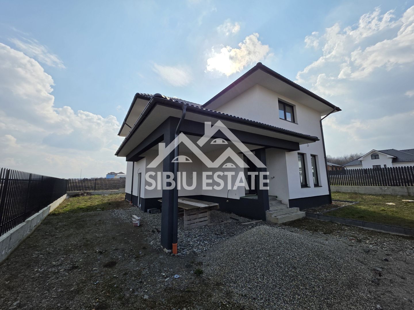 Casa individuala ,cu carport si pivnita, Calea Cisnadiei - Poză 1