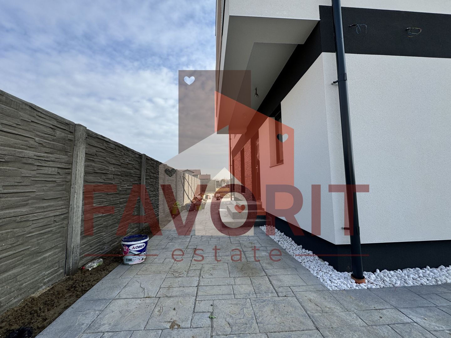 Duplex in Mosnita. Despartit prin anexa. La asfalt. - Poză 5