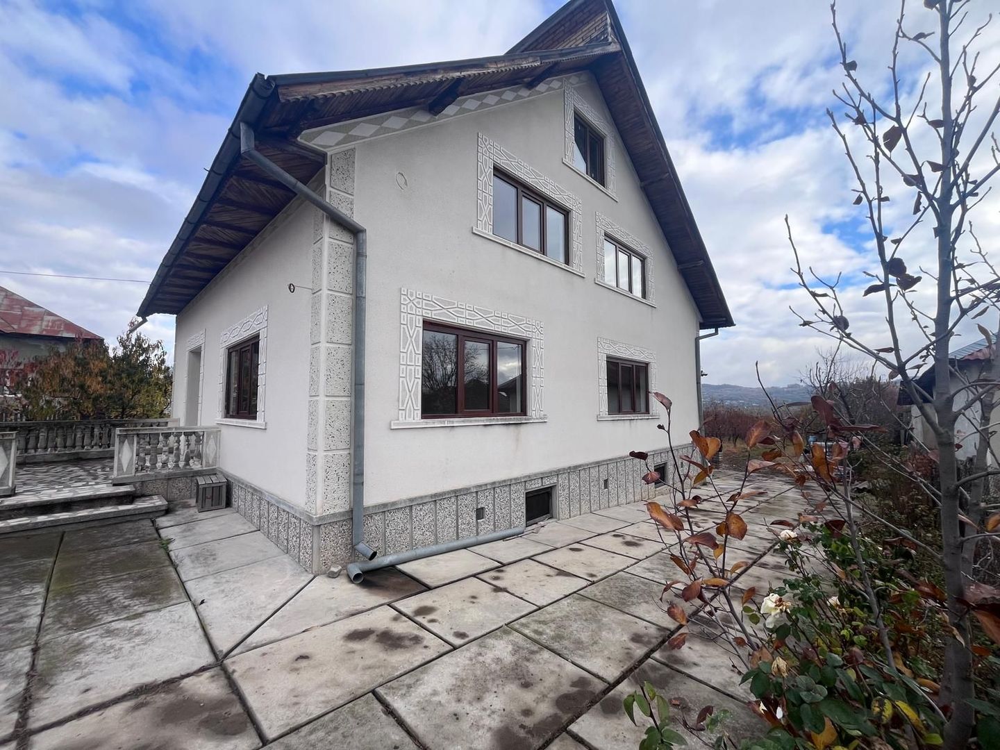 Vanzare casă spațioasă cu teren generos în Cândești Vale–jud Dambovita - Poză 2