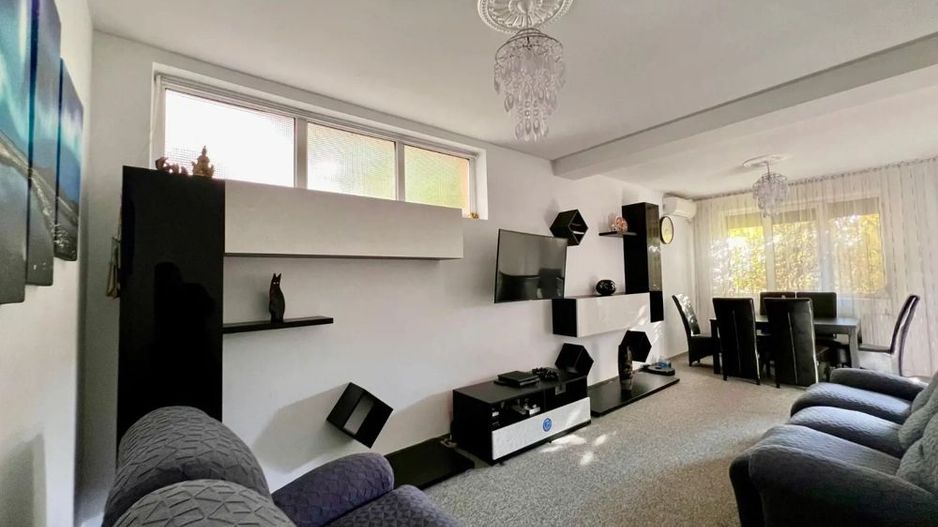 Vila P+1+M, curte proprie, metrou Apărătorii Patriei - Poză 1