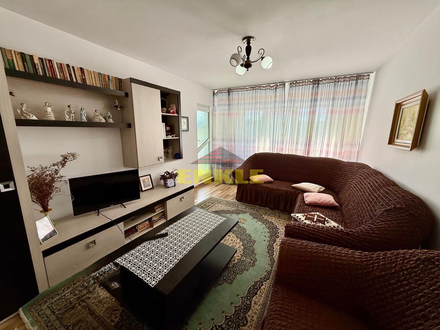 Apartament spațios de vânzare – Zona Școala 16 - Poză 1