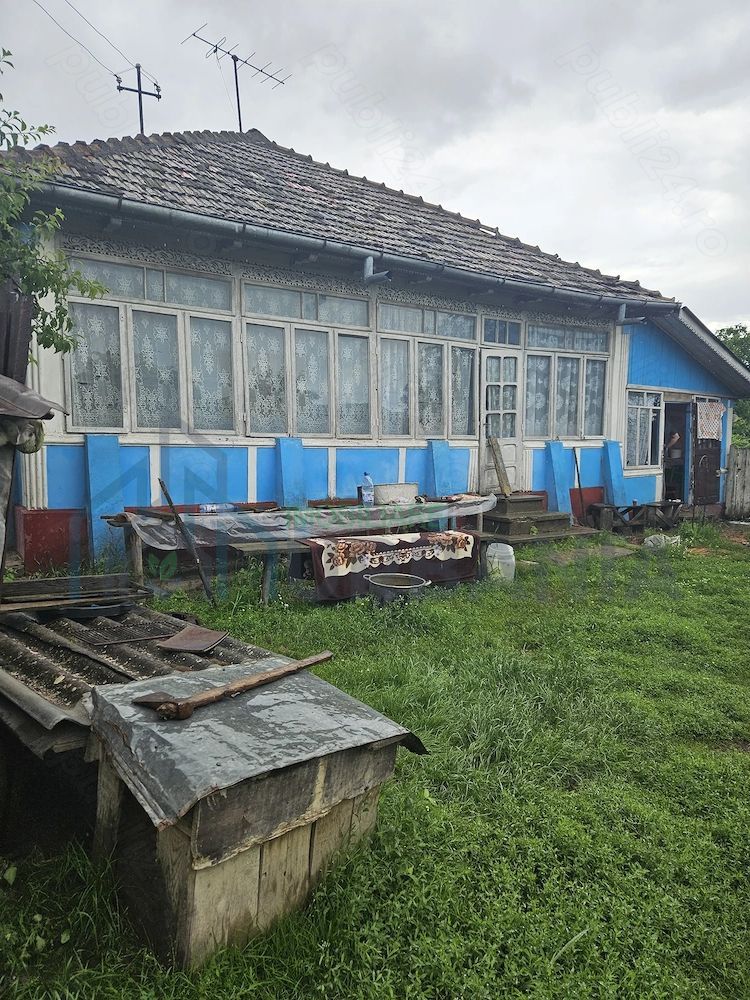 Casă bătrânească de vânzare în Costuleni – 4 camere, beci, fântână, teren 2700 mp - Poză 4