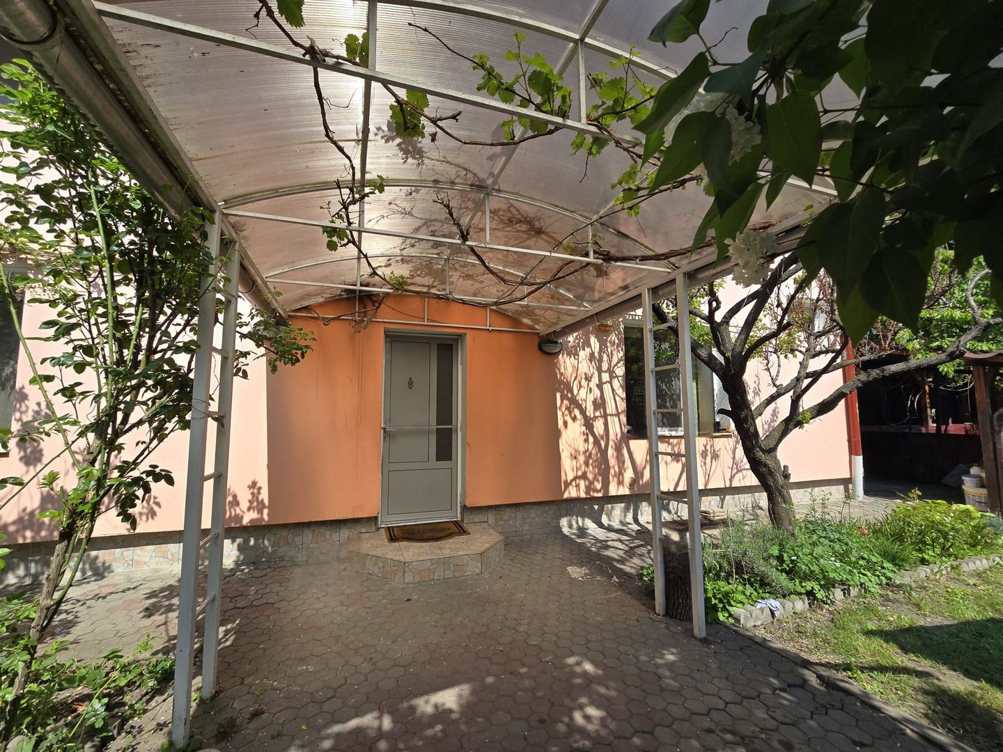 Casă cu grădină in zonă centrală - Poză 6