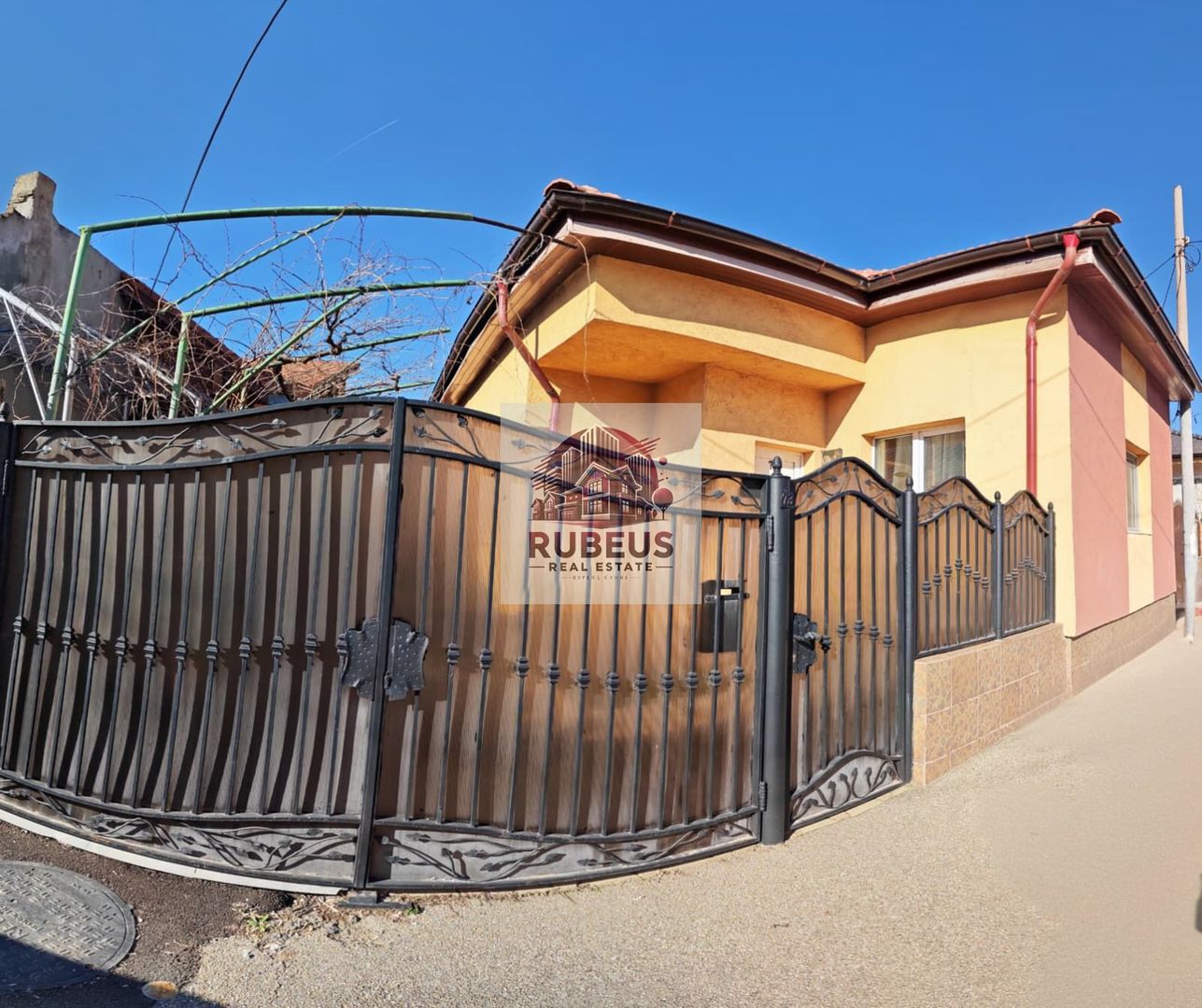 Casa cu personalitate in Calomfirescu – spatiu, liniste si teren gener - Poză 1