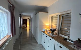 O căsuța cocheta, cu o atmosfera primitoare și calda - Poză 2