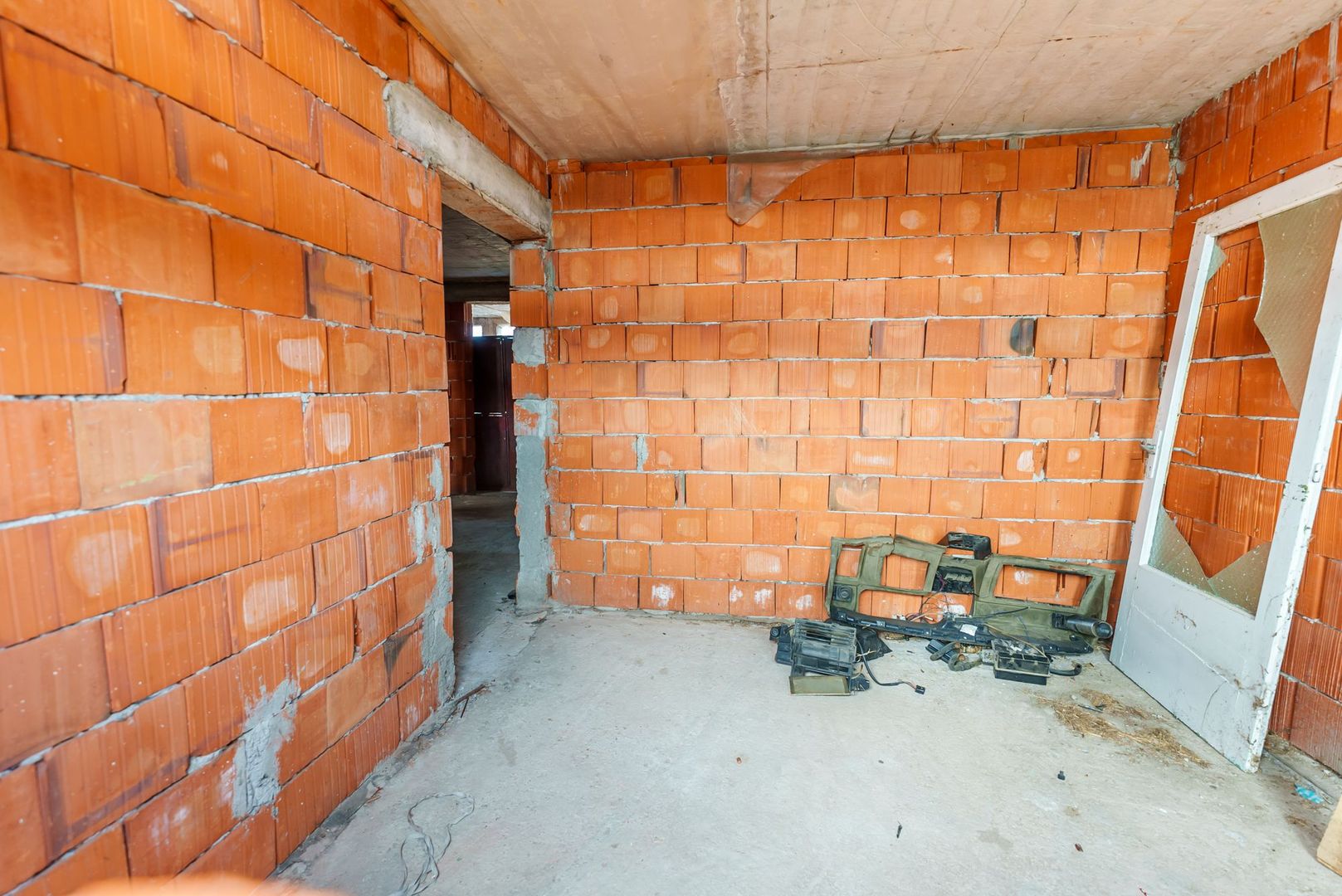 Casă la roșu cu teren Beliu - Poză 5