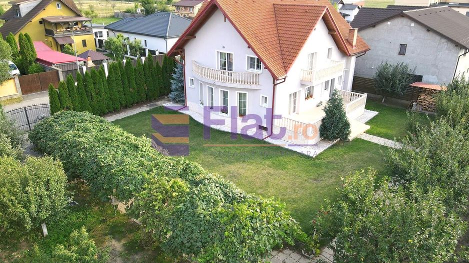 Casă spațioasă și elegantă cu teren  – Sânpetru - Poză 1
