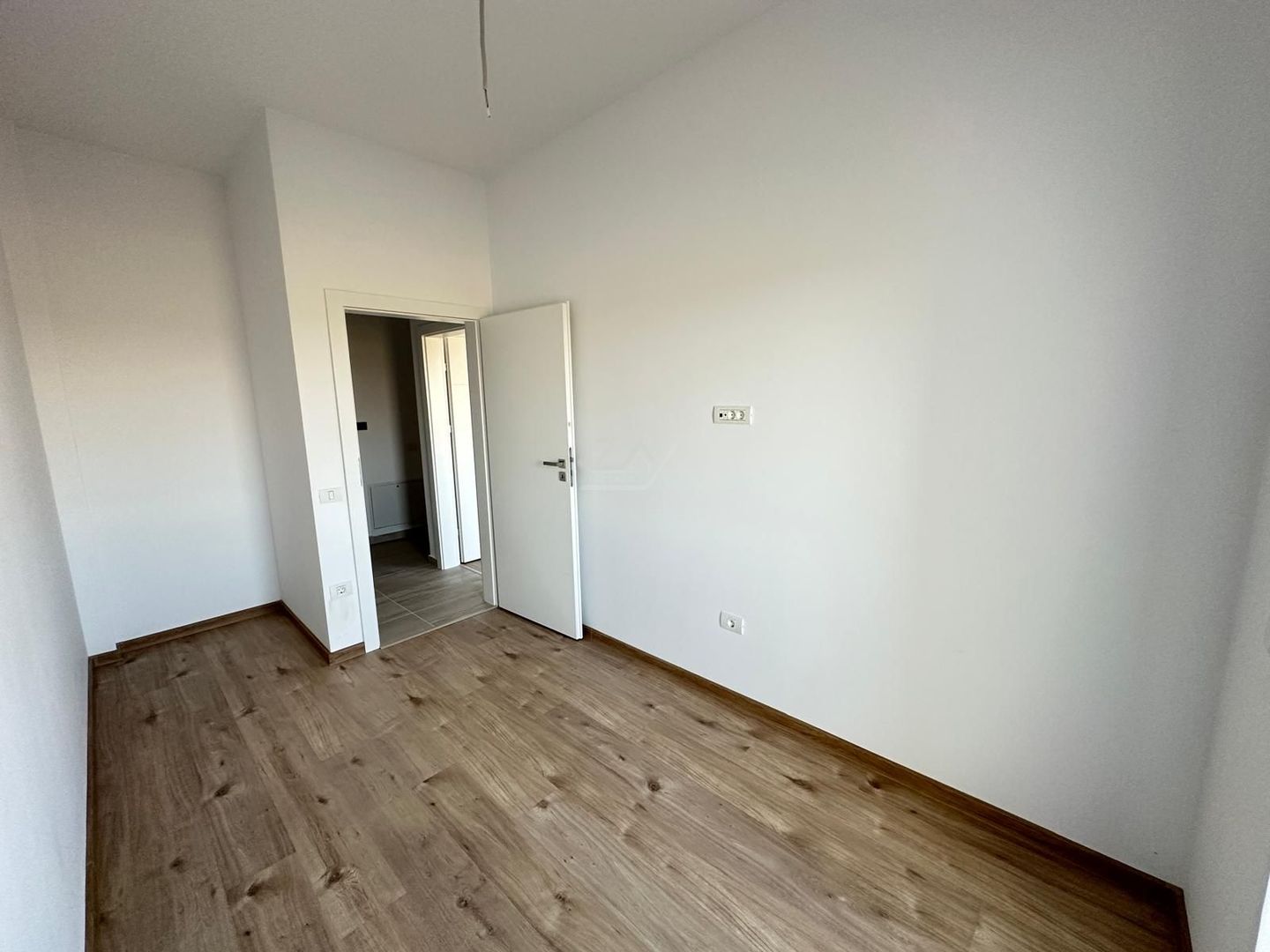 Etaj intermediar. Bloc finalizat. Loc de parcare. - Poză 7