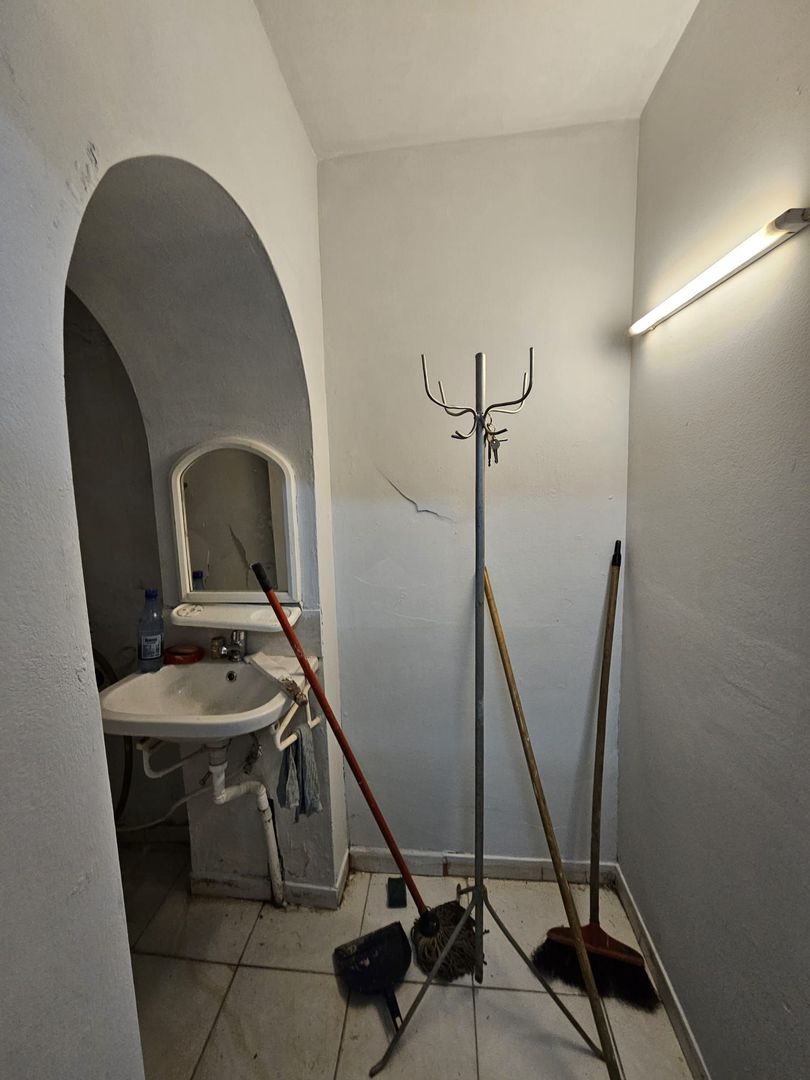 Vanzare Boxa demisol, Bvd. Republicii - Poză 4