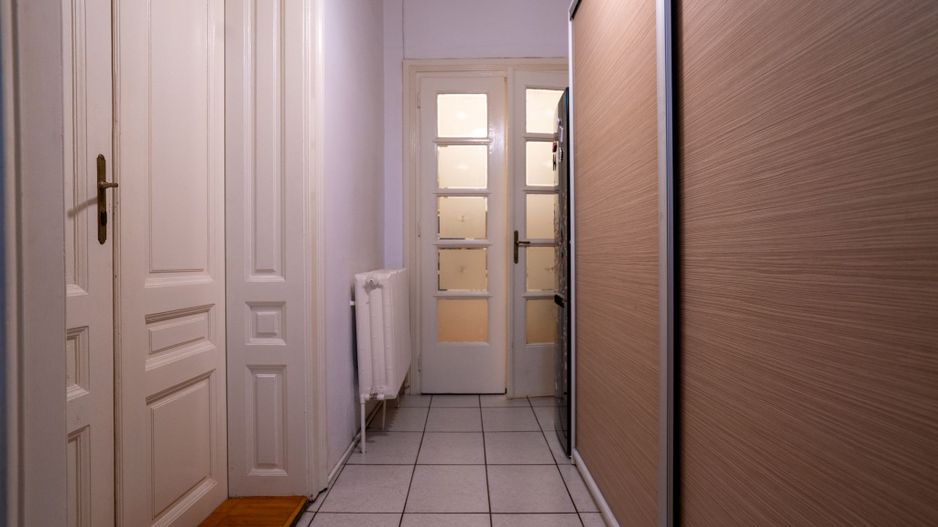 Apartament central de vânzare – la curte comună - Oradea - Poză 12