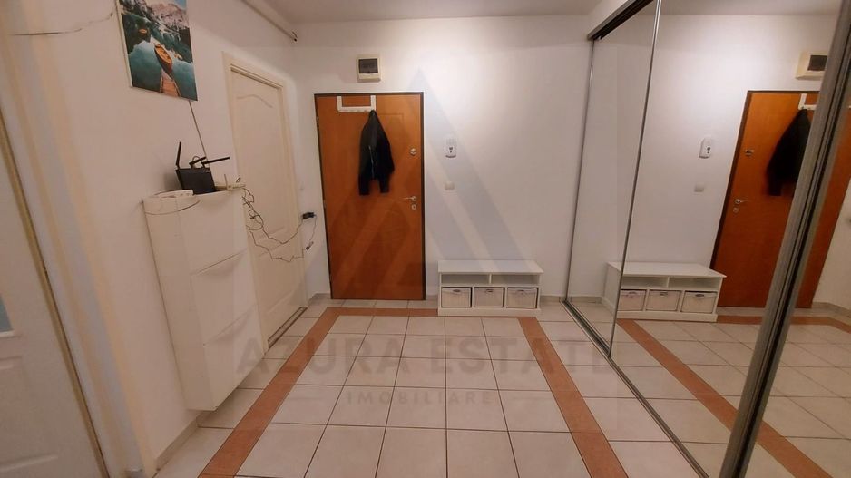 Apartament renovat tip mansarda pivnita si parcare privata in Strand - Poză 1
