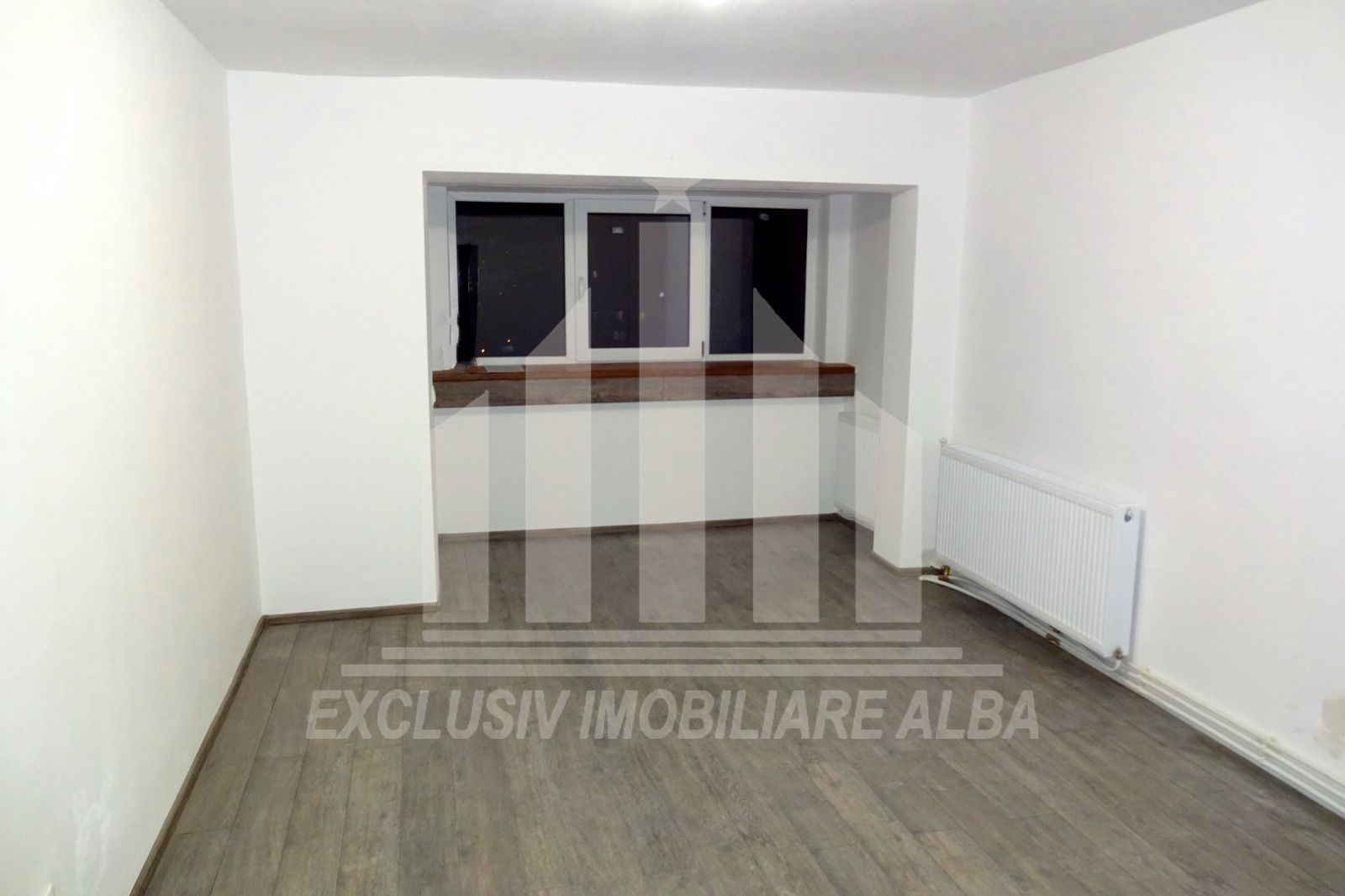Apartament cu 4 camere decomandate, Cetate, M-uri - Poză 1