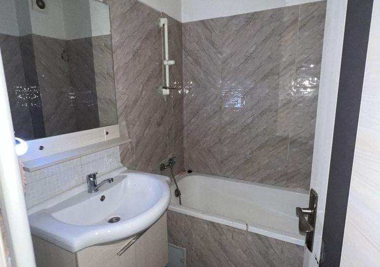 Inchiriere Apartament cu 3 camere Ozana, centrala proprie, demisol - Poză 8